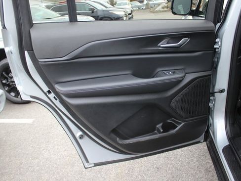 Used 2025 Jeep Grand Cherokee L Altitude image 21