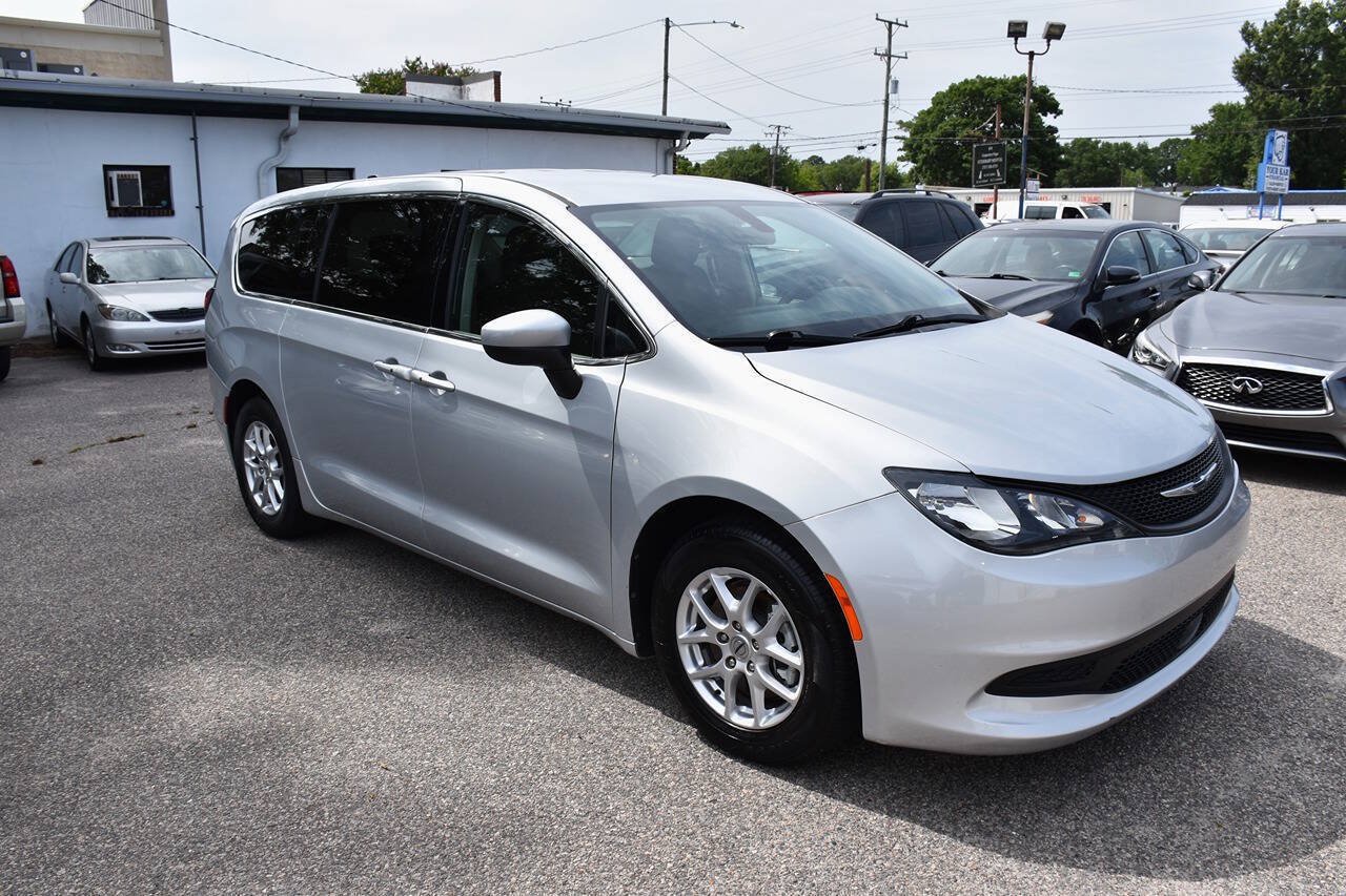 Used 2022 Chrysler Voyager LX FWD image 7