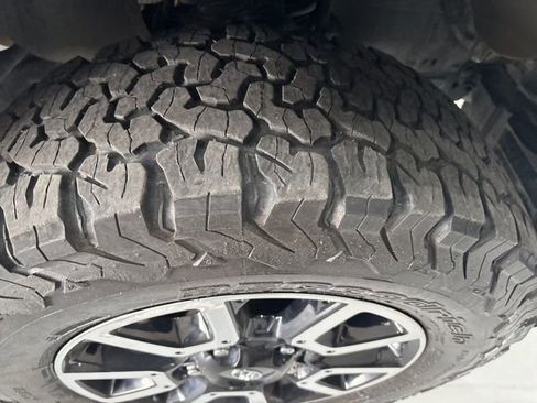 Used 2020 Toyota Tundra SR5 w/ TRD Off-Road Package AWD/4WD image 38