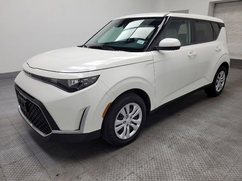 Used 2025 Kia Soul LX image 2