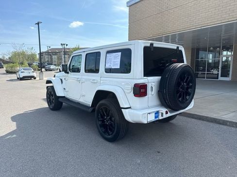 Used 2022 Jeep Wrangler Unlimited Sahara AWD/4WD image 2