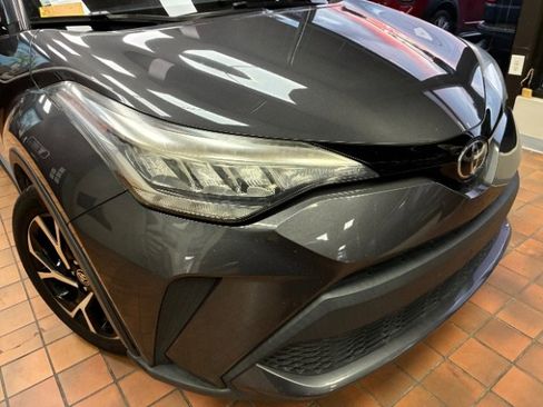 Used 2021 Toyota C-HR XLE image 2