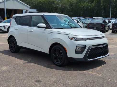 Certified 2022 Kia Soul LX w/ Technology Package FWD image 3