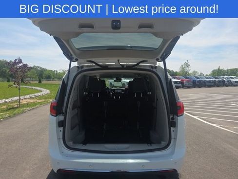 Used 2023 Chrysler Pacifica Touring-L FWD image 11