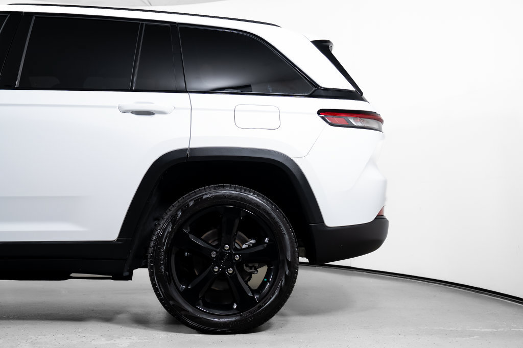Used 2023 Jeep Grand Cherokee Limited w/ Luxury Tech Group II RWD image 15