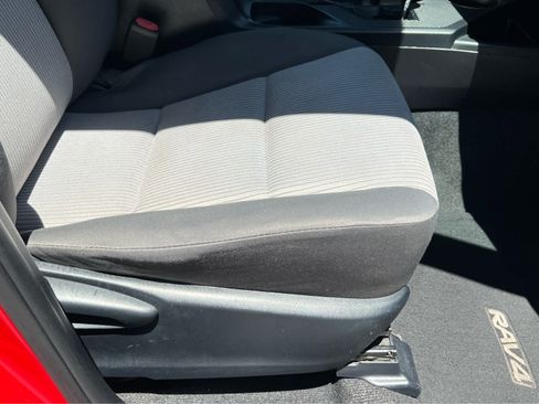 Used 2015 Toyota RAV4 LE FWD image 18