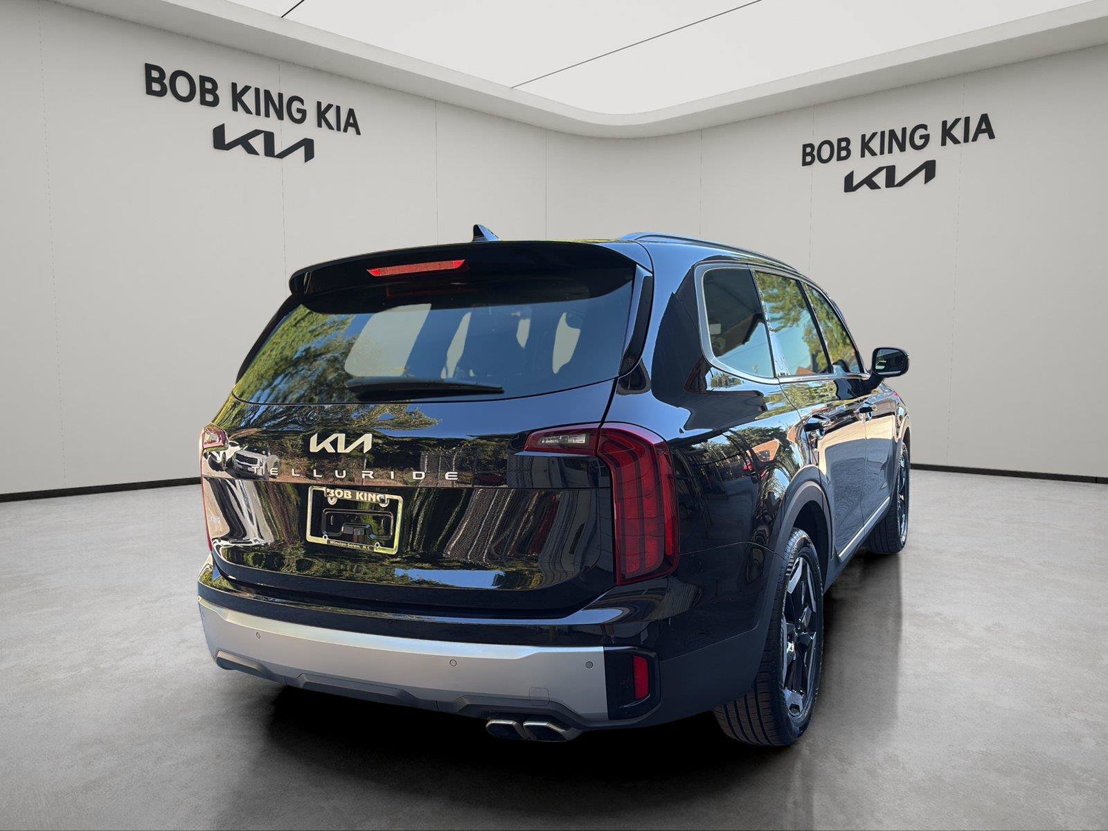 Used 2023 Kia Telluride S w/ S Sunroof Package FWD image 5