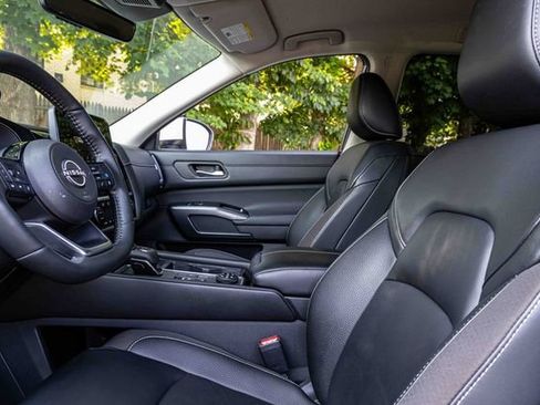 Certified 2024 Nissan Pathfinder SL image 9