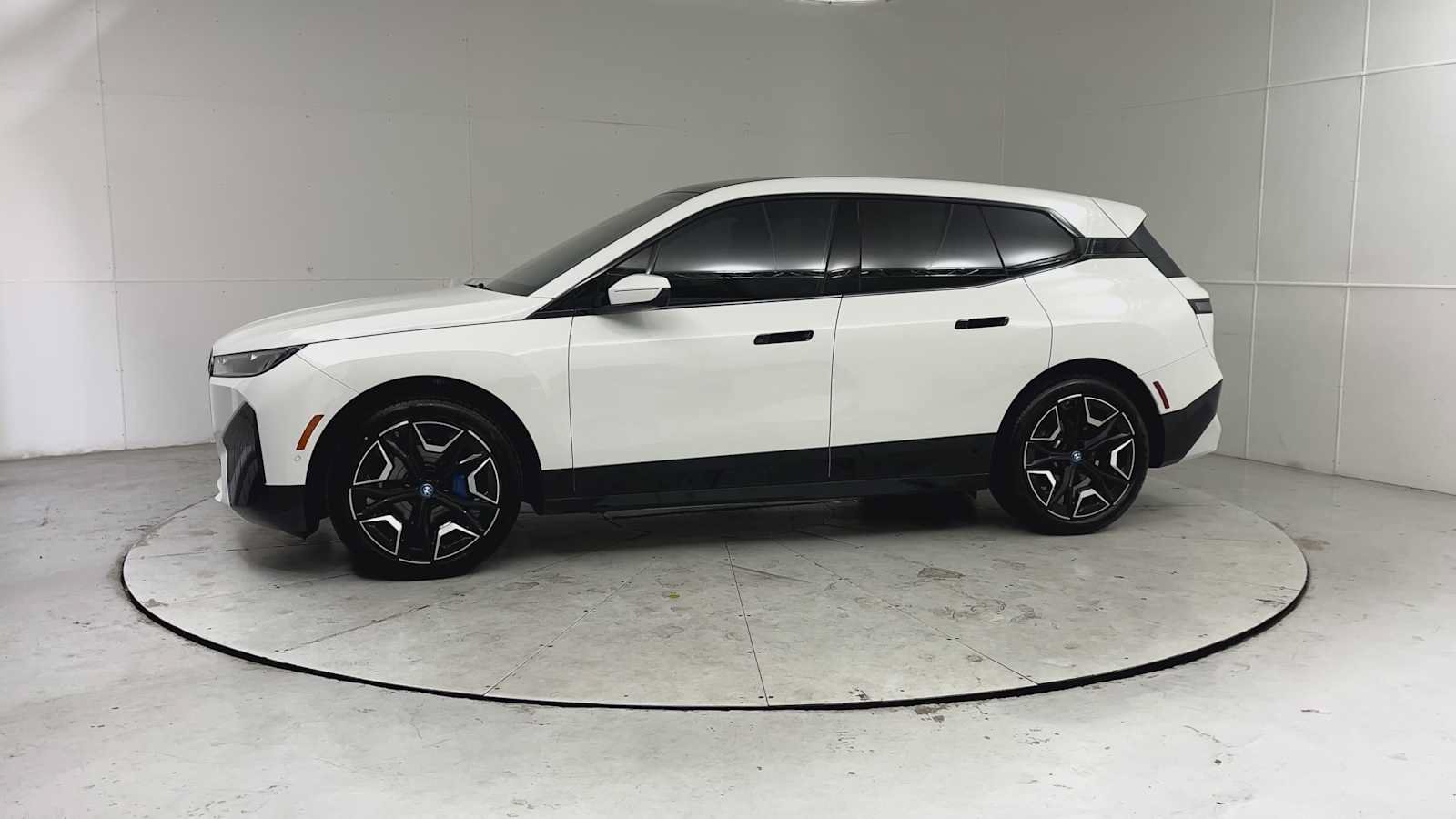 Used 2024 BMW iX xDrive50 w/ Sport Package AWD/4WD image 5