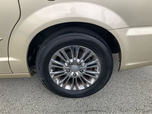 Used 2011 Chrysler Town & Country Limited FWD image 7