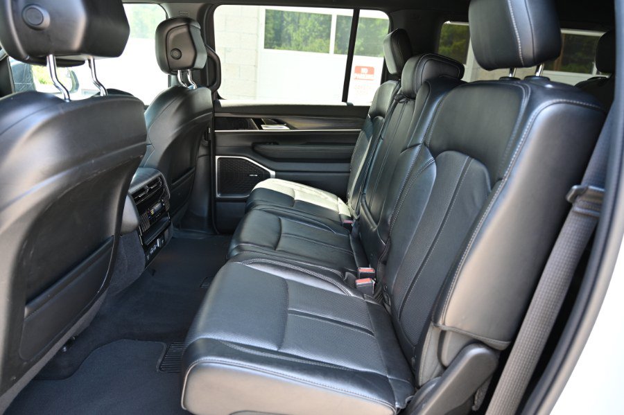 Used 2024 Jeep Wagoneer Series II w/ Flexible Seating Group AWD/4WD image 18