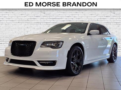 Used 2022 Chrysler 300 Touring L image 1