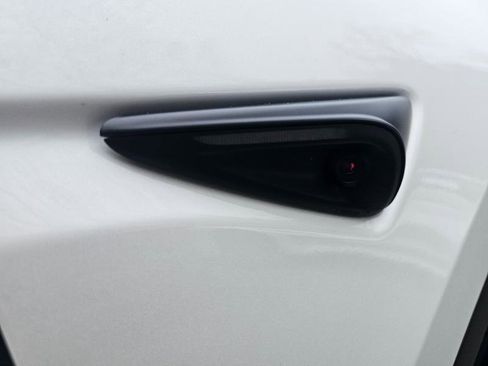 Used 2024 Tesla Model Y Long Range image 31