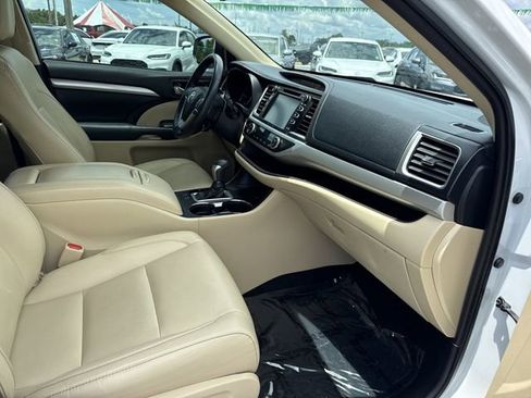 Used 2019 Toyota Highlander XLE AWD/4WD image 19