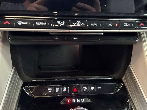 Used 2024 Jeep Wagoneer L Series II RWD image 25