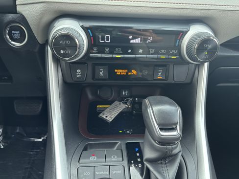 Used 2019 Toyota RAV4 Limited w/ Advanced Technology Package AWD/4WD image 19