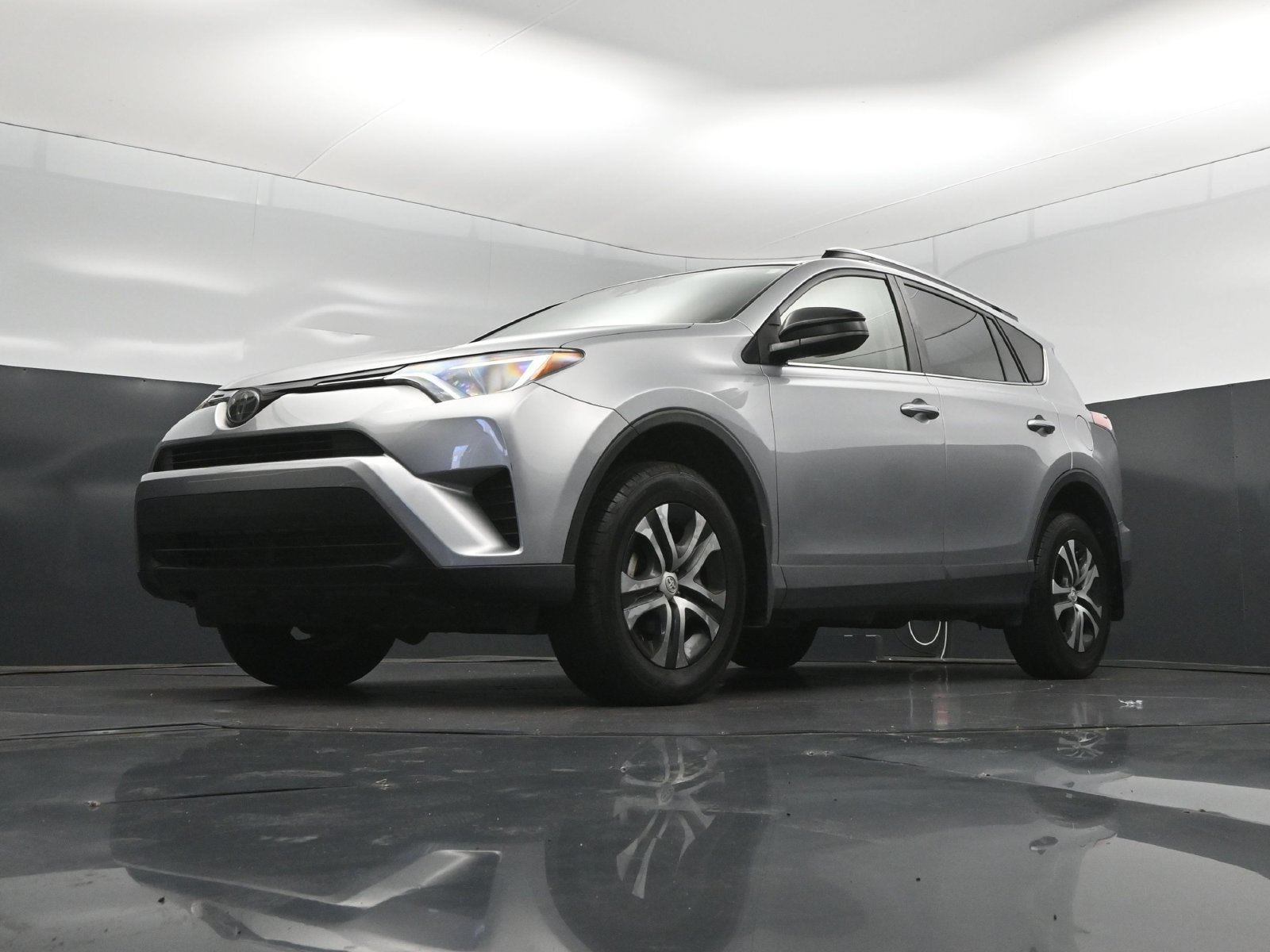 Used 2018 Toyota RAV4 LE FWD image 38