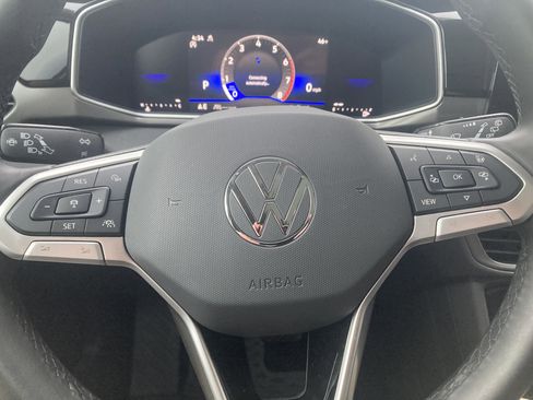 Certified 2025 Volkswagen Taos SE image 19