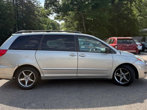 Used 2010 Toyota Sienna LE FWD image 6