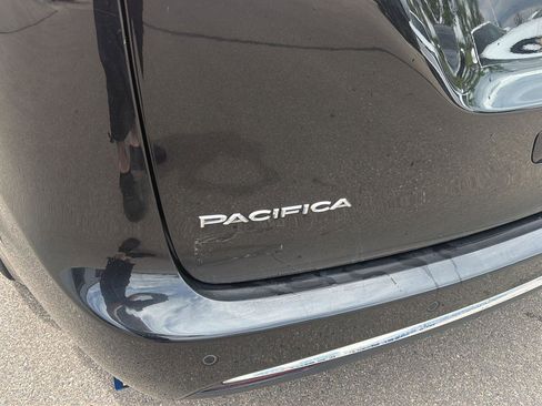 Used 2017 Chrysler Pacifica Limited w/ Advanced Safetytec Group FWD image 10