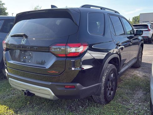 Used 2025 Honda Pilot TrailSport image 3