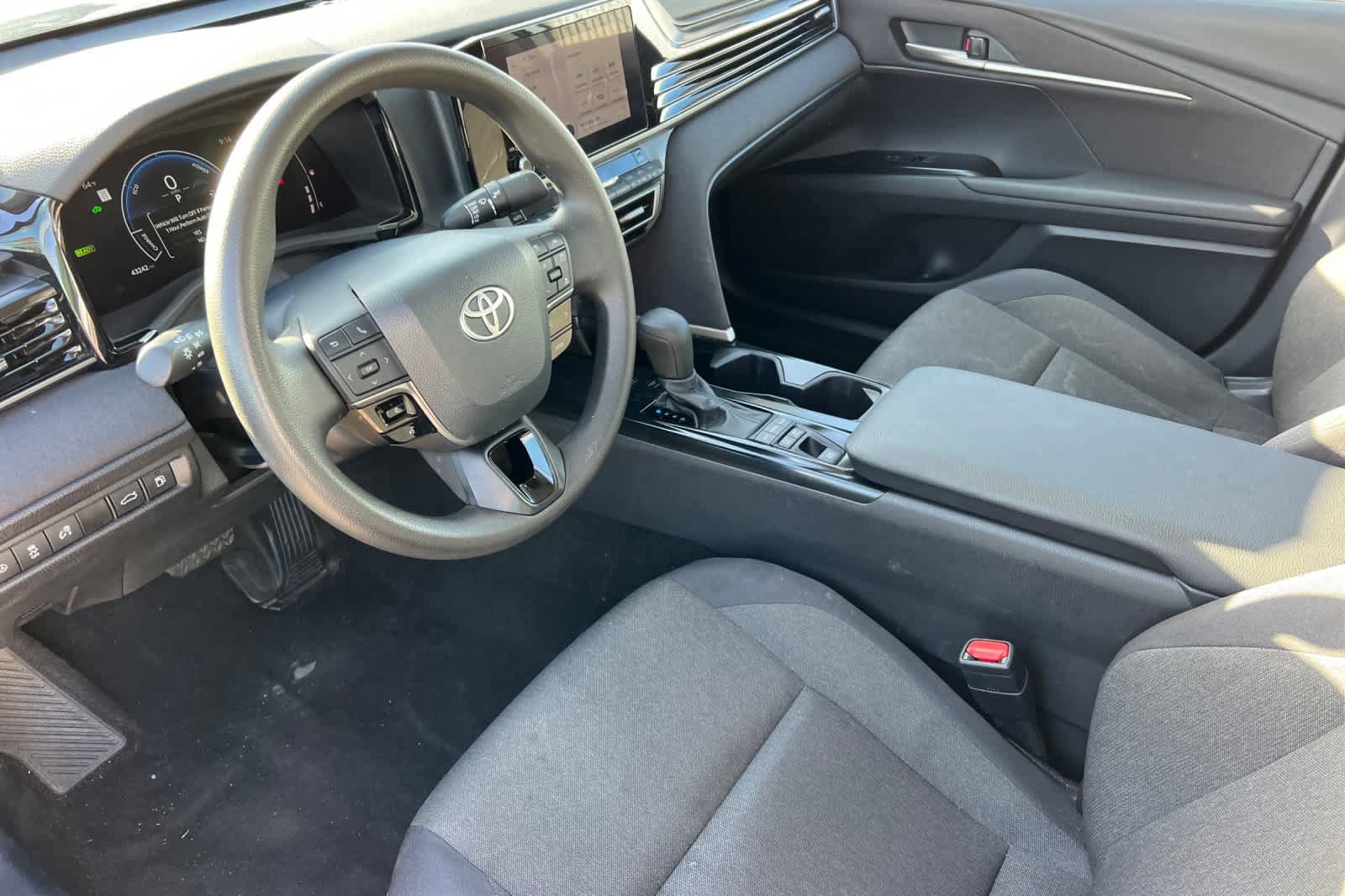 Used 2025 Toyota Camry LE FWD image 9