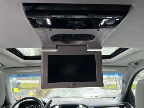 Used 2019 Chevrolet Suburban LT image 16