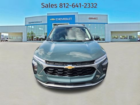 Used 2025 Chevrolet Trax LT FWD image 2