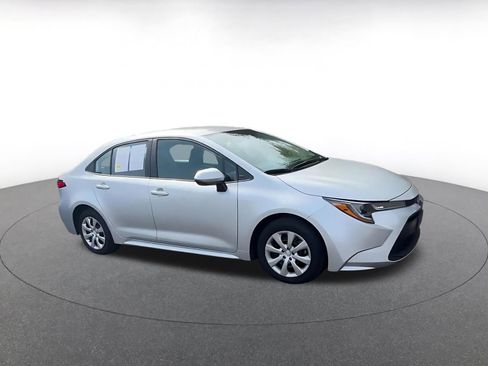 Used 2025 Toyota Corolla LE image 2