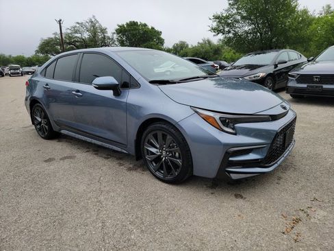 Used 2025 Toyota Corolla SE image 3