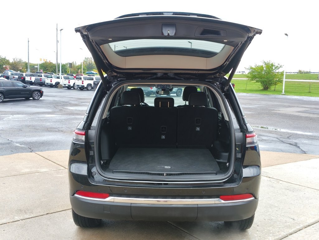 Used 2023 Jeep Grand Cherokee Limited AWD/4WD image 24