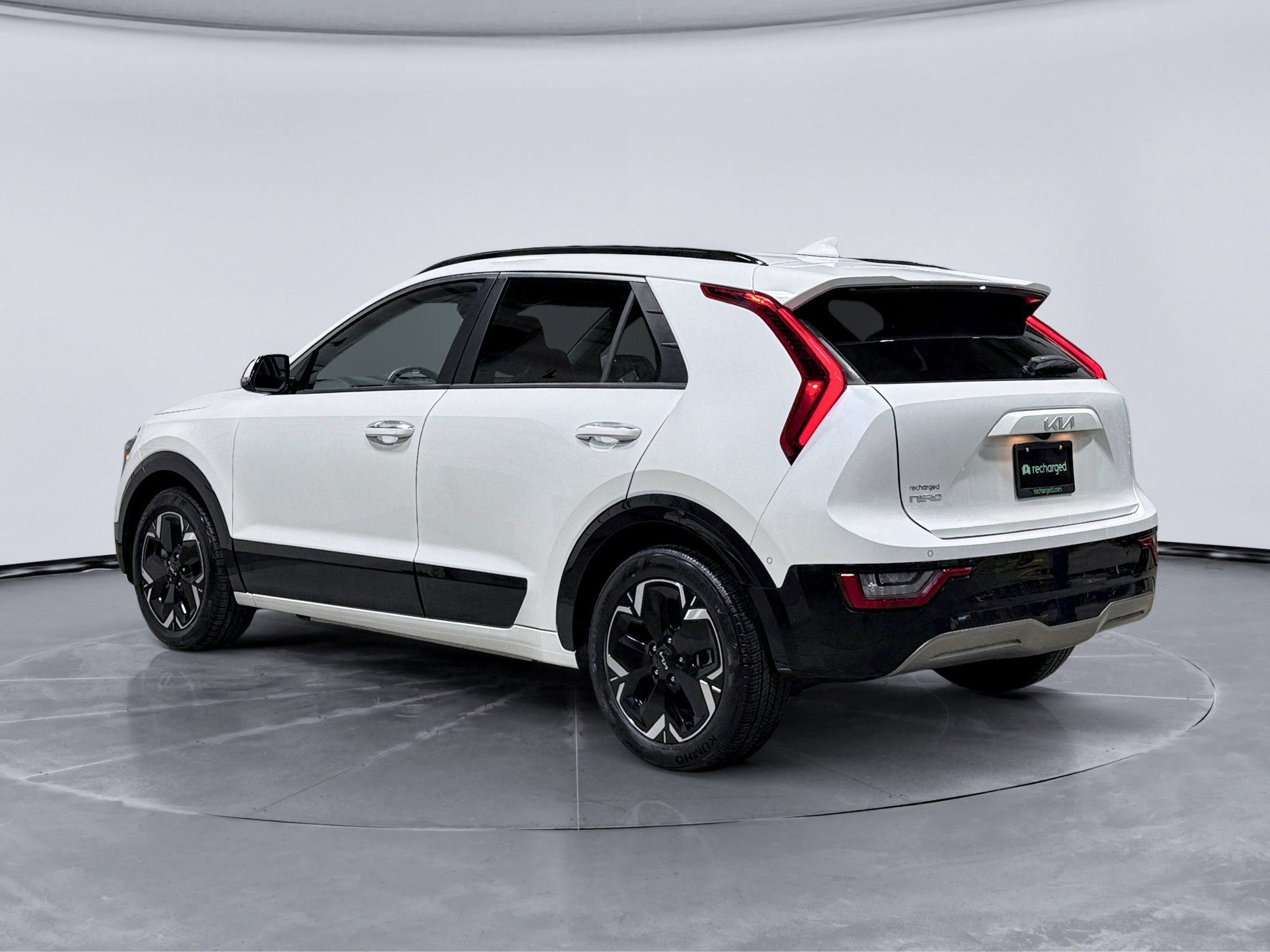 Used 2023 Kia Niro Wave w/ Wave Preserve Package FWD image 2