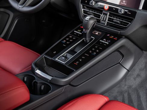 Certified 2025 Porsche Macan AWD/4WD image 31