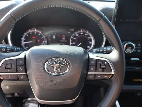 Used 2023 Toyota Highlander XSE FWD image 33