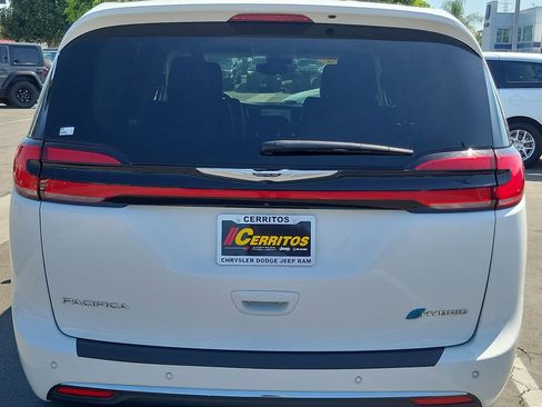 Certified 2024 Chrysler Pacifica Limited FWD image 30