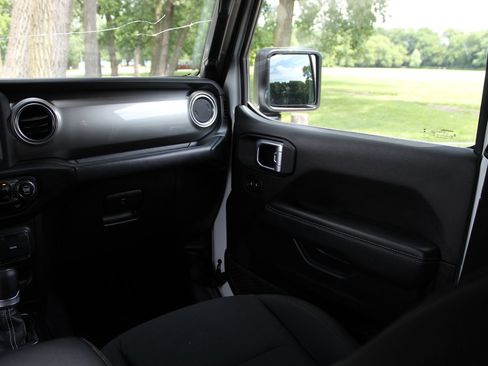 Used 2020 Jeep Wrangler Unlimited Sahara w/ Cold Weather Group AWD/4WD image 11