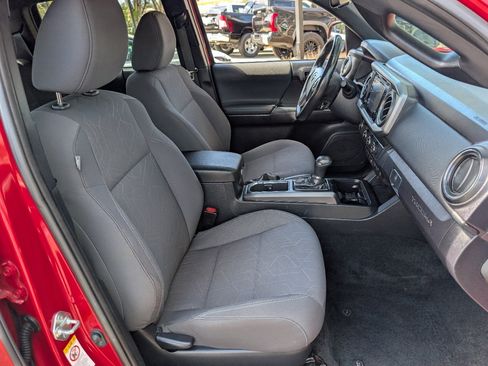 Used 2019 Toyota Tacoma TRD Sport w/ Technology Package RWD image 8