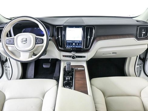 Certified 2022 Volvo XC60 B5 Momentum w/ Protection Package AWD/4WD image 16