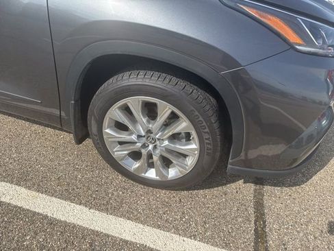 Used 2021 Toyota Highlander Limited image 3