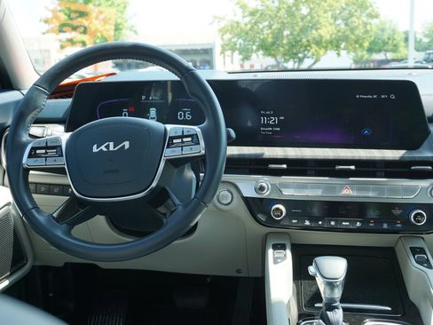 Used 2025 Kia Telluride EX w/ EX Captain's Chair Package FWD image 19