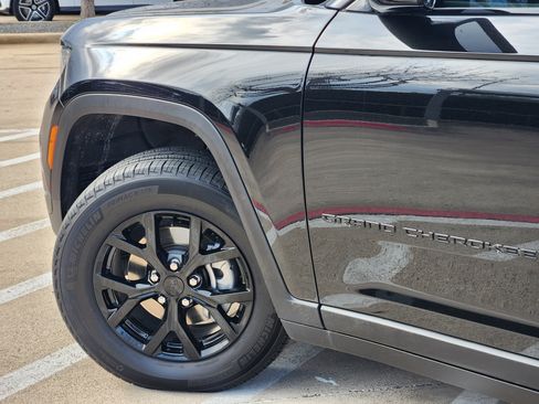 Used 2024 Jeep Grand Cherokee Altitude image 6