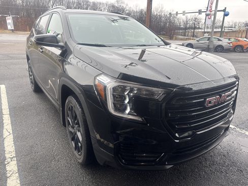 Used 2023 GMC Terrain SLE w/ Driver Convenience Package image 2