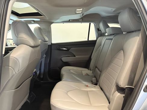 Used 2020 Toyota Highlander XLE AWD/4WD image 12