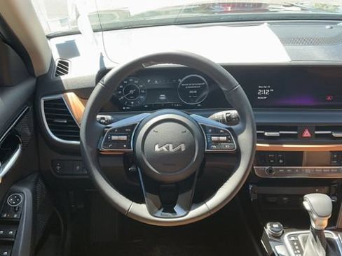 Certified 2025 Kia Seltos EX w/ EX Sunroof Package AWD/4WD image 30