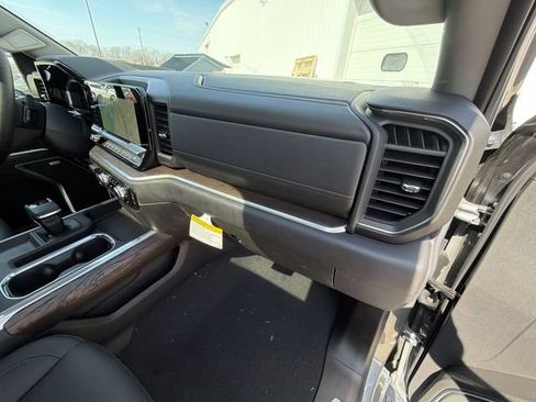 New 2026 GMC Sierra 1500 SLT image 28