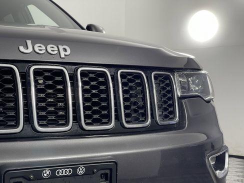 Used 2021 Jeep Grand Cherokee Laredo image 9