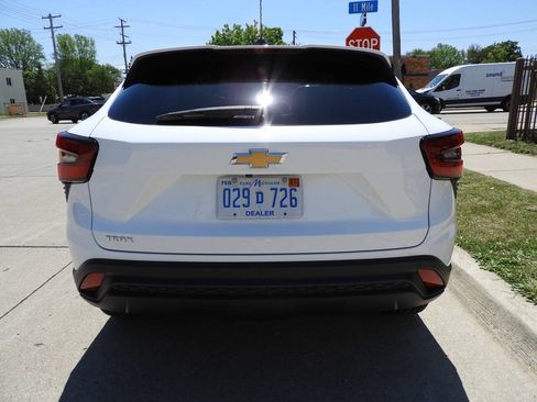 Used 2025 Chevrolet Trax LS w/ LS Convenience Package FWD image 9