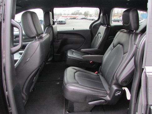 Used 2025 Chrysler Pacifica Select image 5