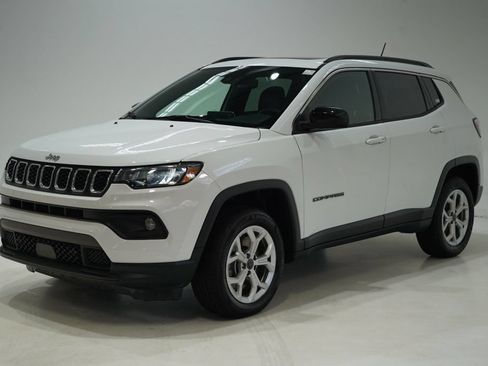 Used 2025 Jeep Compass Latitude w/ Sun & Sound Group AWD/4WD image 3