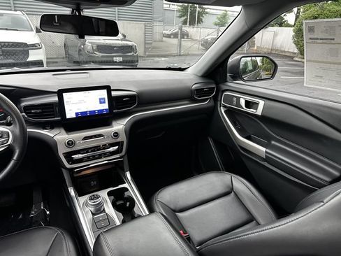 Certified 2022 Ford Explorer XLT w/ Equipment Group 202A AWD/4WD image 17